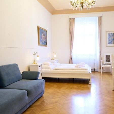 Hotel U Zlateho Jelena Prague Ngoại thất bức ảnh