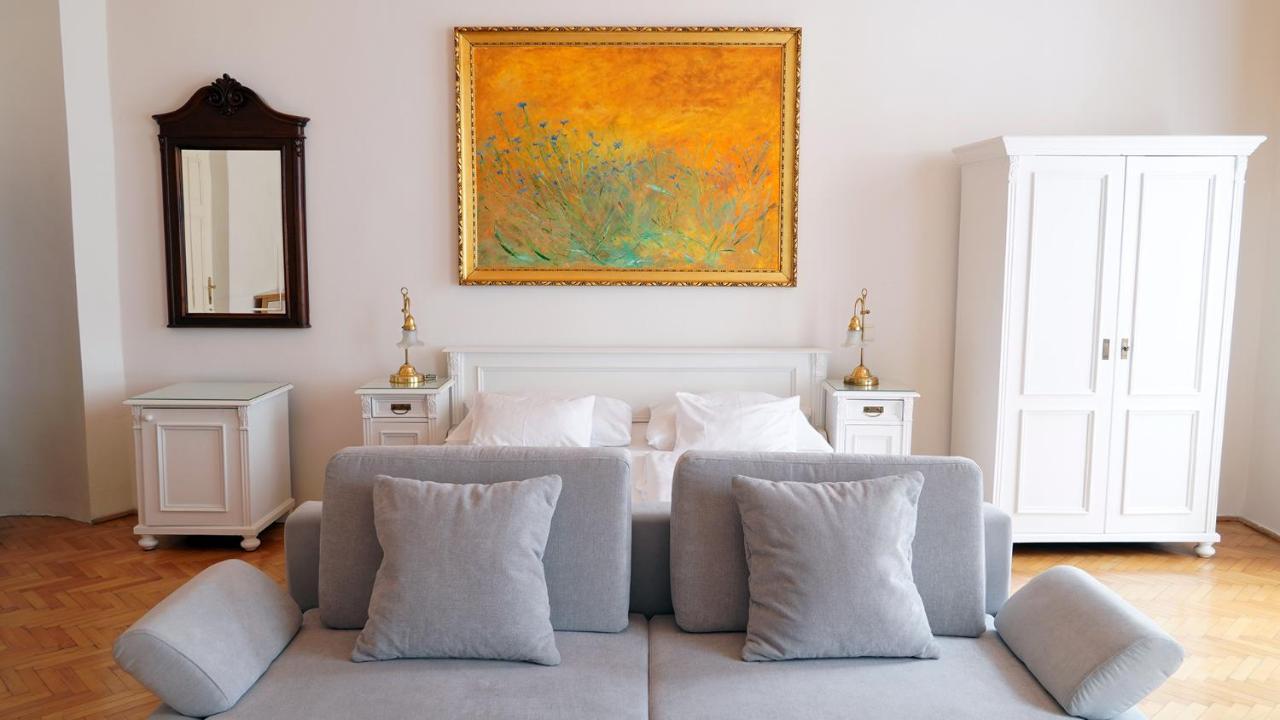 Hotel U Zlateho Jelena Prague Ngoại thất bức ảnh