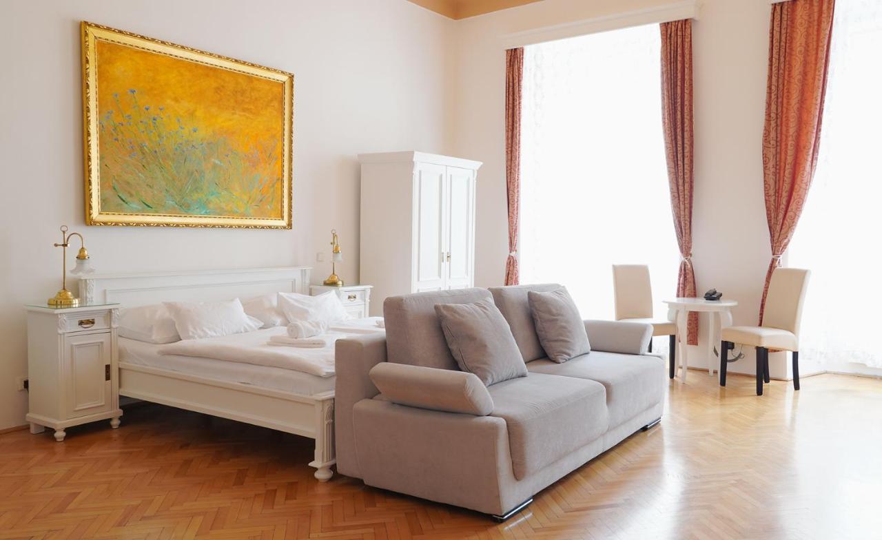 Hotel U Zlateho Jelena Prague Ngoại thất bức ảnh