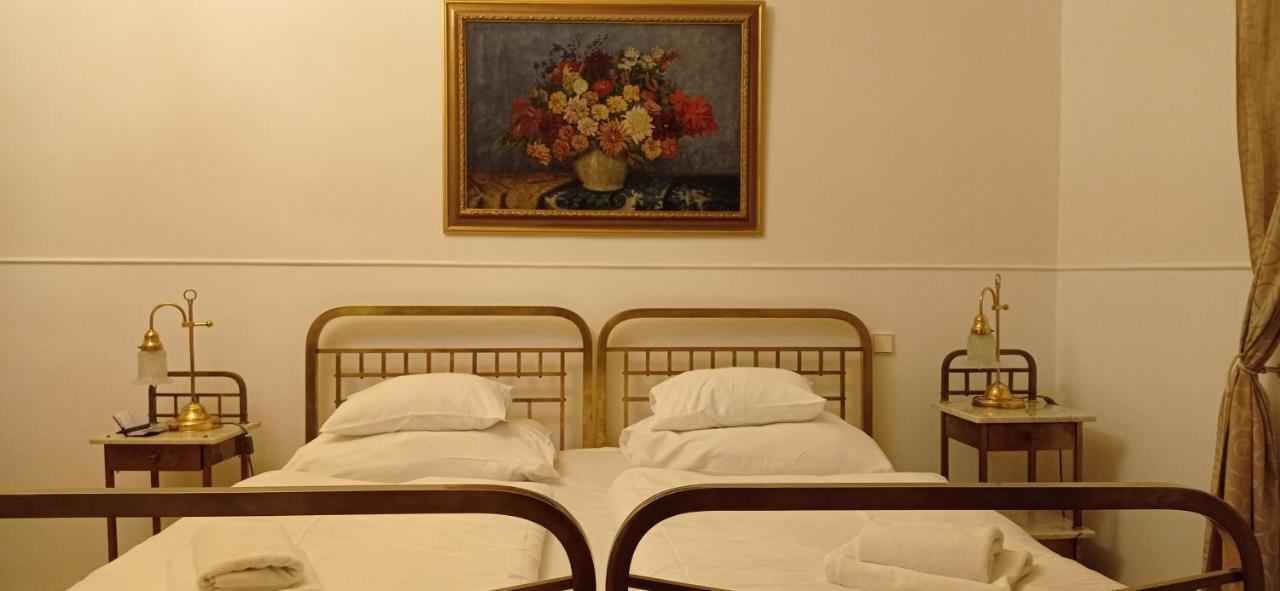 Hotel U Zlateho Jelena Prague Ngoại thất bức ảnh