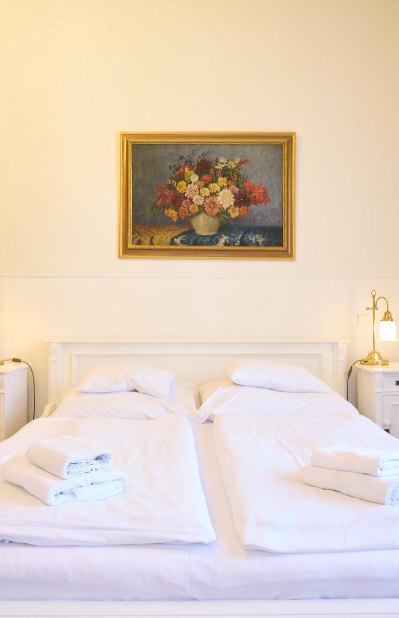 Hotel U Zlateho Jelena Prague Ngoại thất bức ảnh