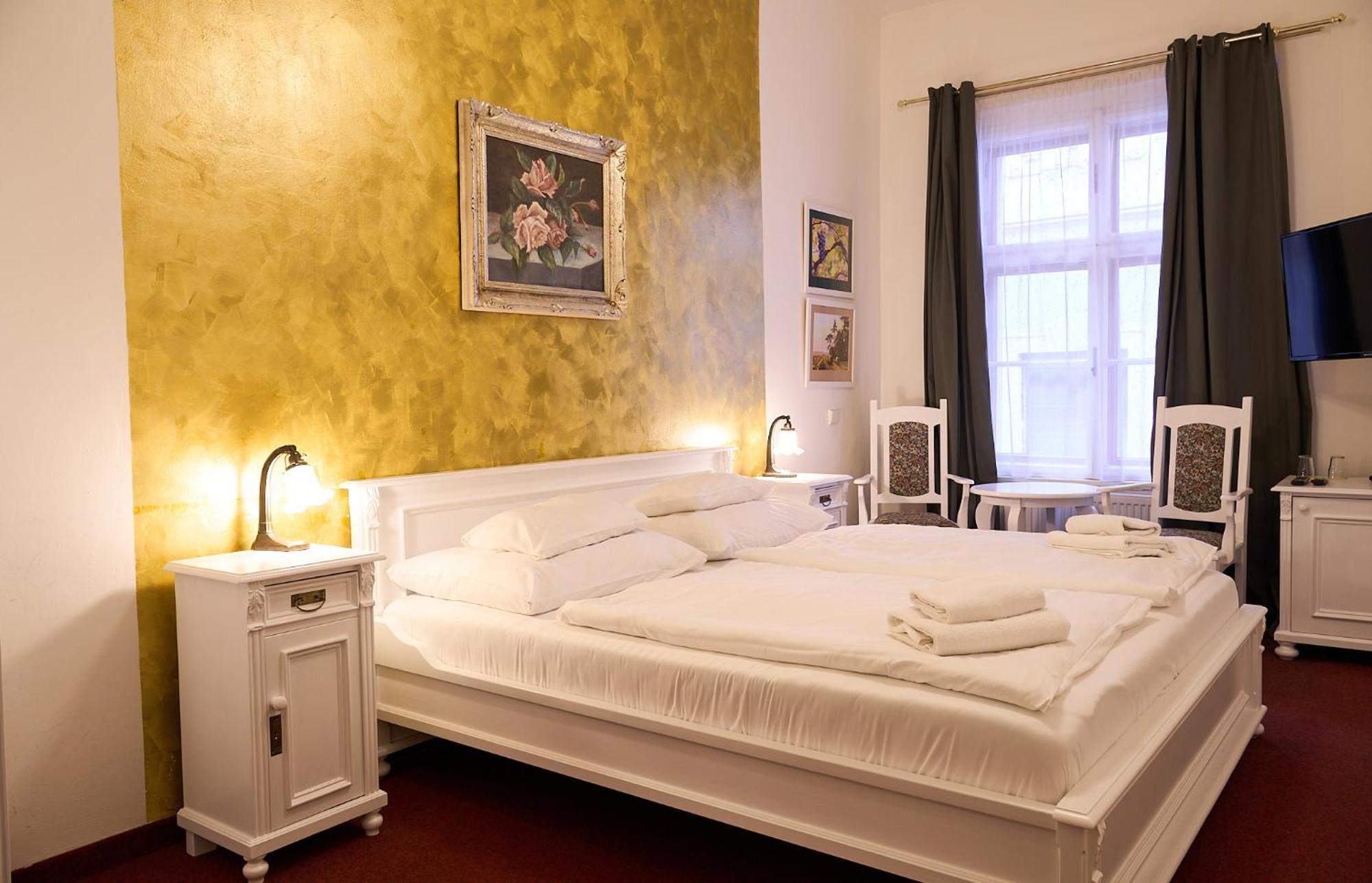 Hotel U Zlateho Jelena Prague Ngoại thất bức ảnh