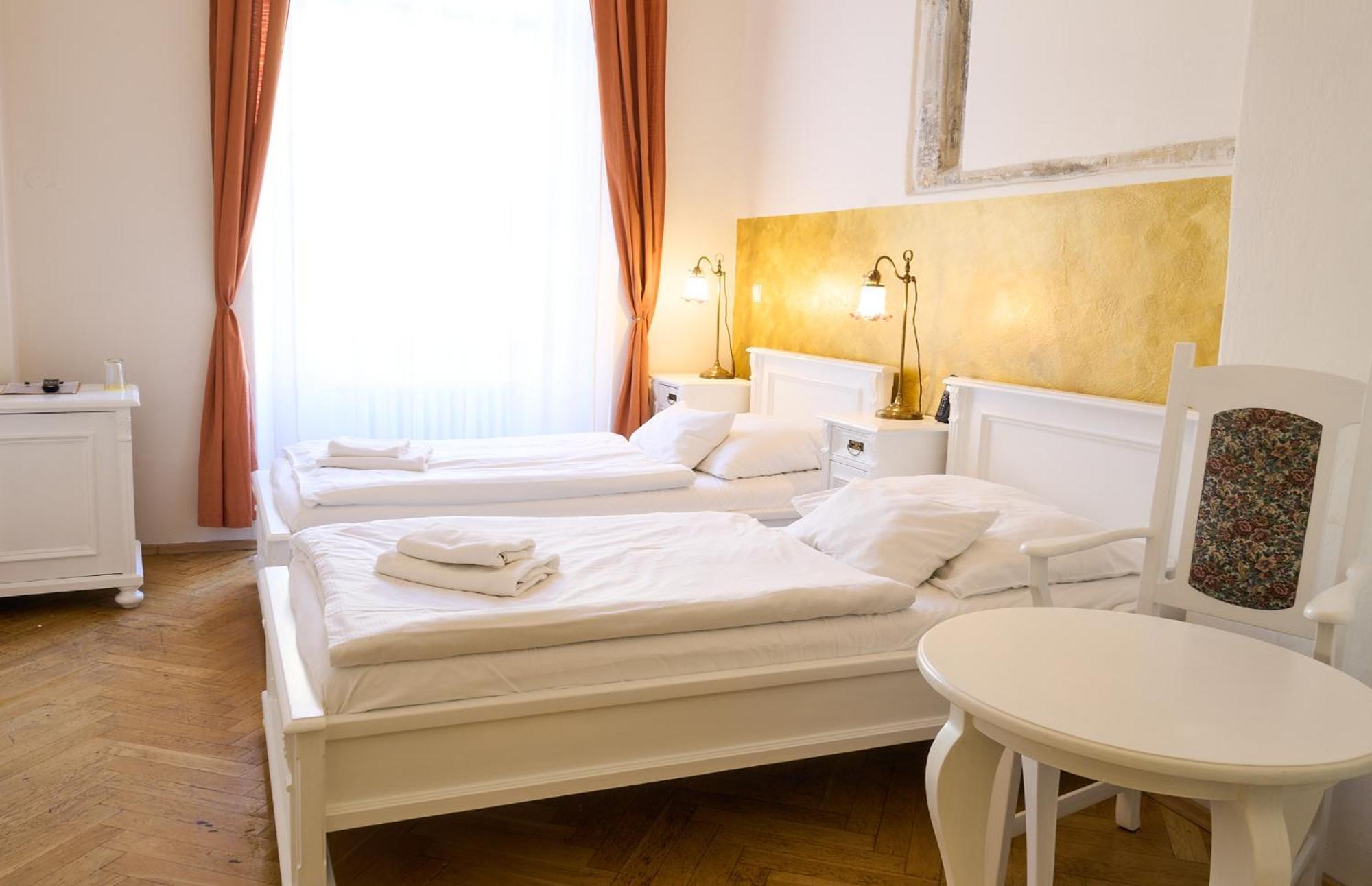 Hotel U Zlateho Jelena Prague Ngoại thất bức ảnh