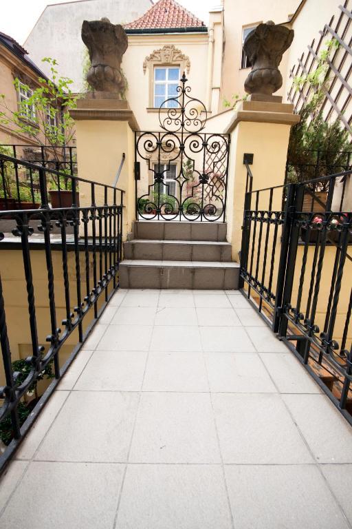 Hotel U Zlateho Jelena Prague Ngoại thất bức ảnh