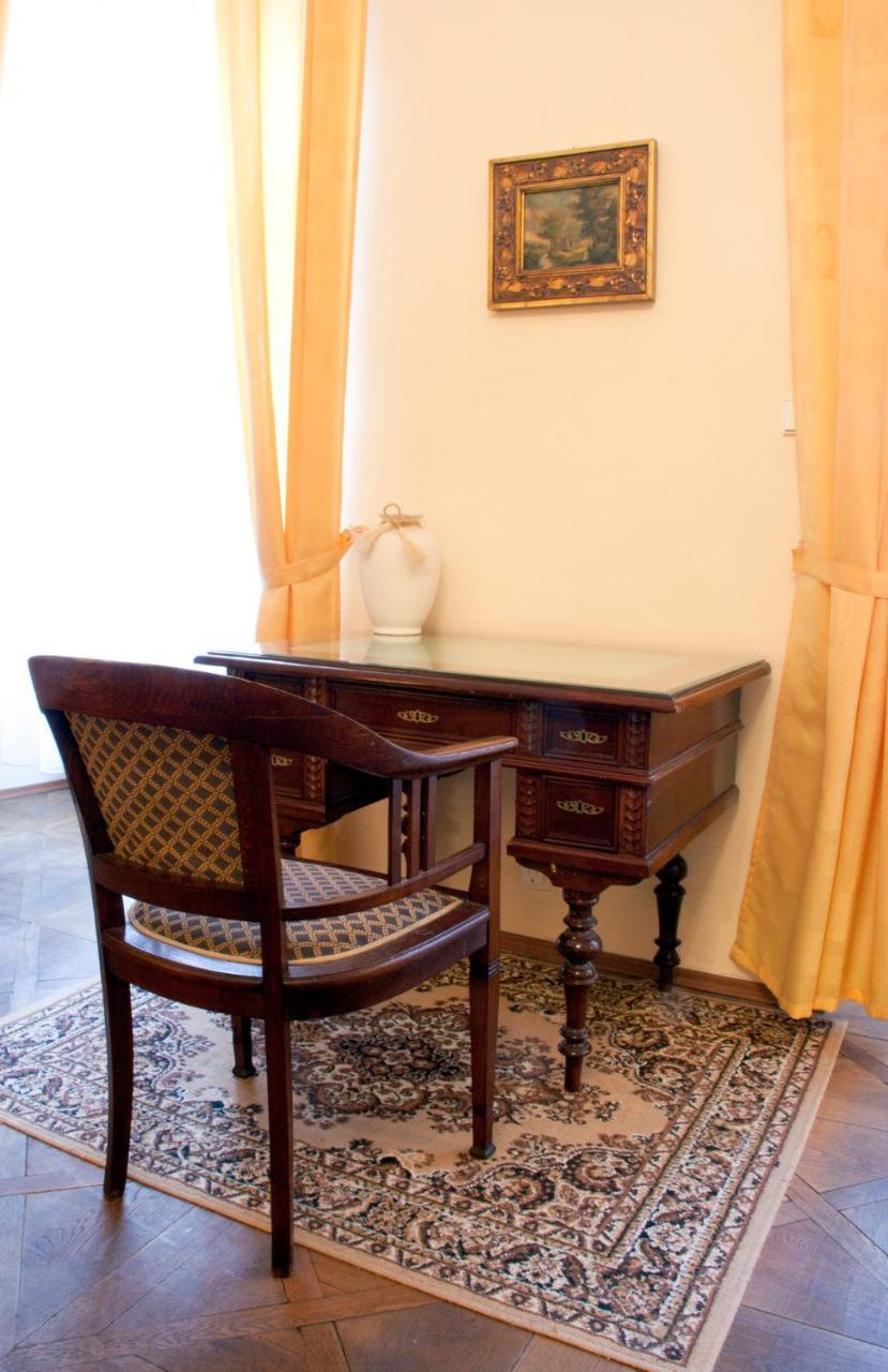 Hotel U Zlateho Jelena Prague Ngoại thất bức ảnh